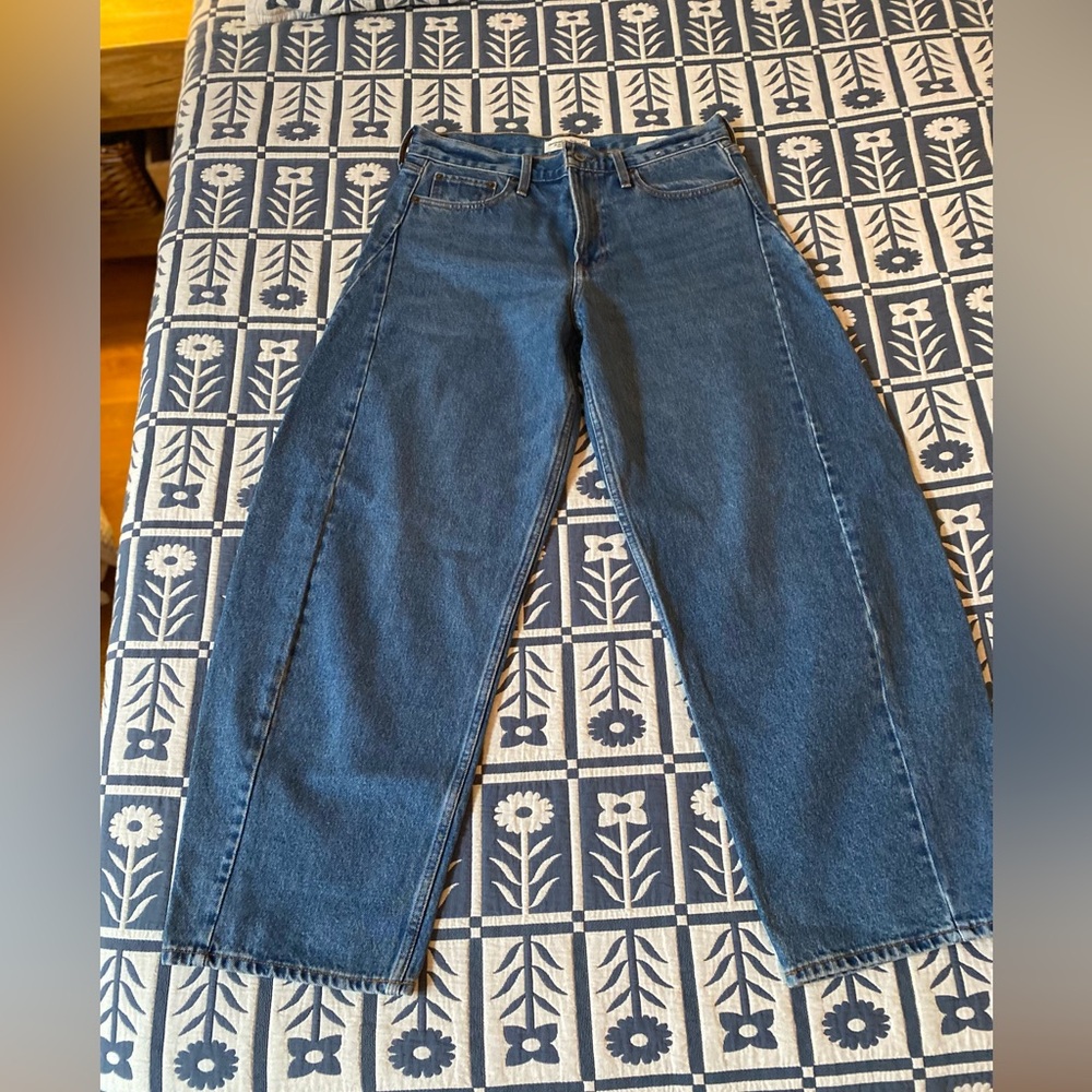 NWT Abercrombie & Fitch Mid Rise Barrel Jeans, Size 29 Long, Medium Wash